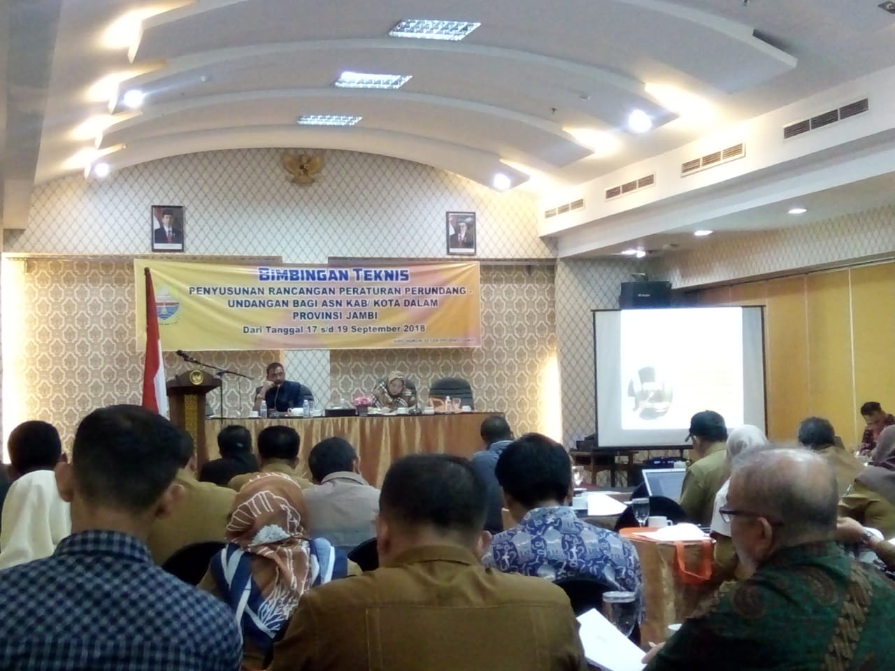 Ketua PTUN Jambi Sebagai Narasumber dalam BIMTEK DPRD Provinsi Jambi